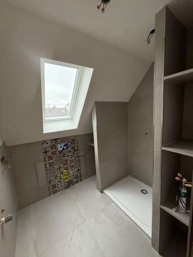 Dachgeschoss Badezimmer mit Designelementen