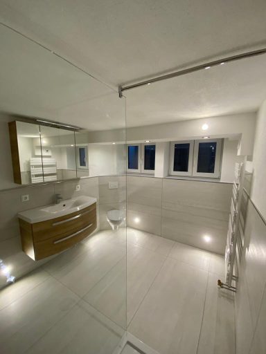 Modernes Badezimmer mit besonderem Ambiente 